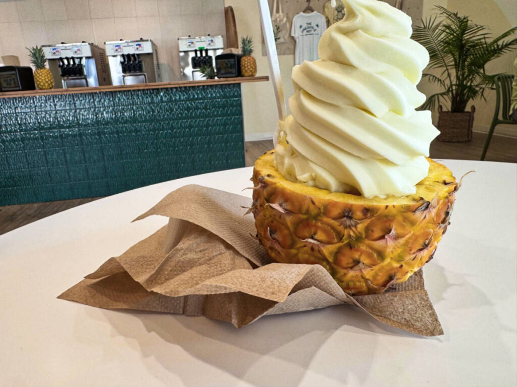 A creamy dessert on the shell of the pineapple fruit