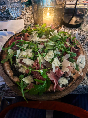 Closeup look of the pizza from Roberto bar e cucina