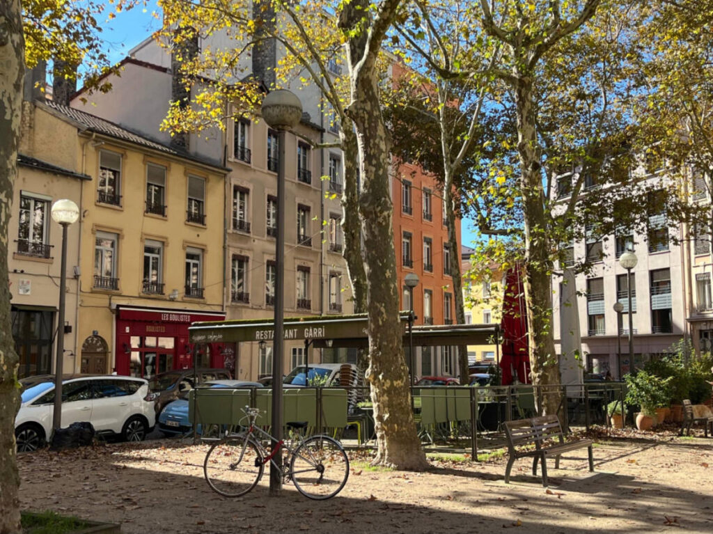 View of the park in front of the establishments in Place Tabareau