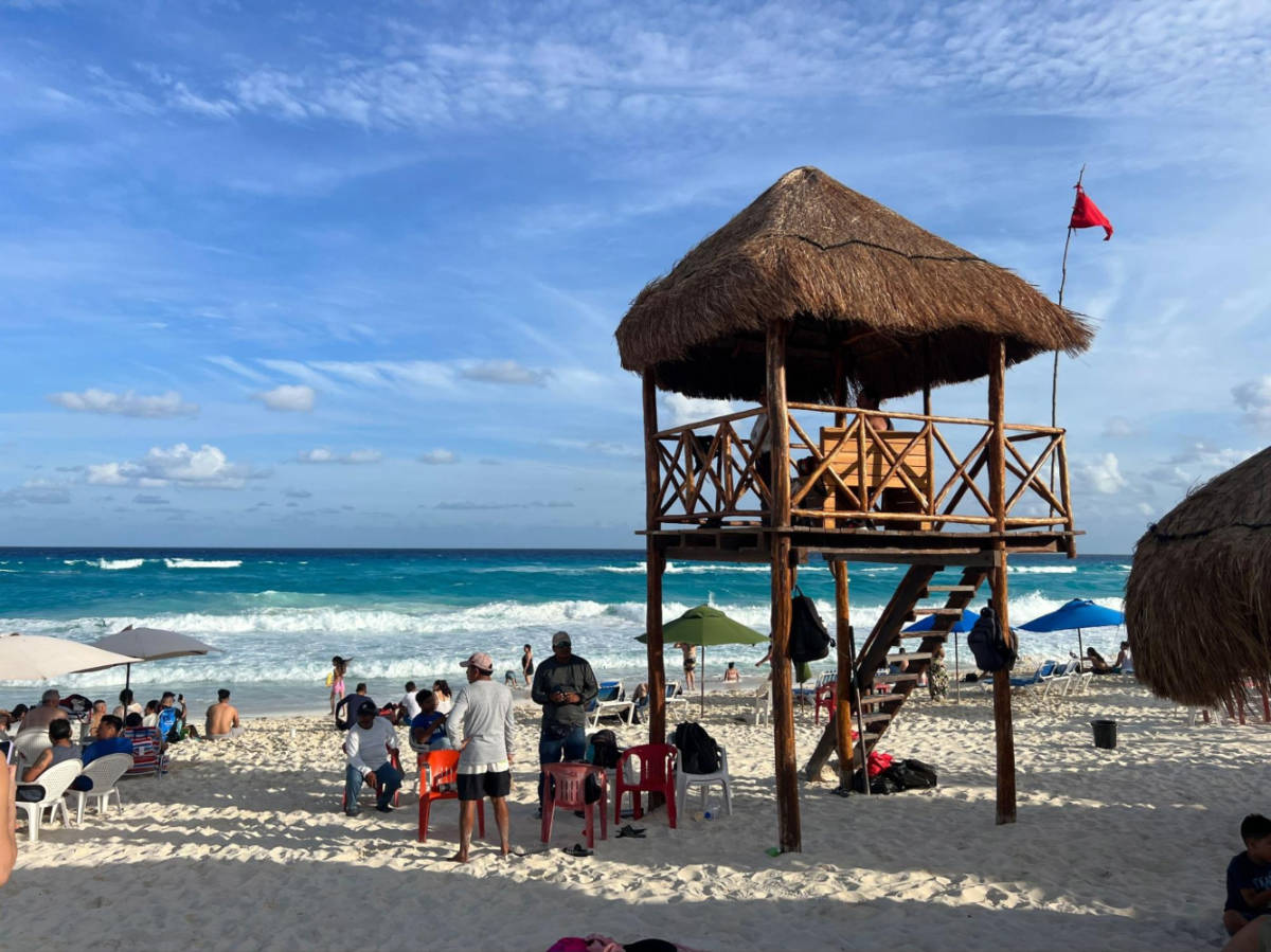 People enjoying the huge waves in Playa Marlín