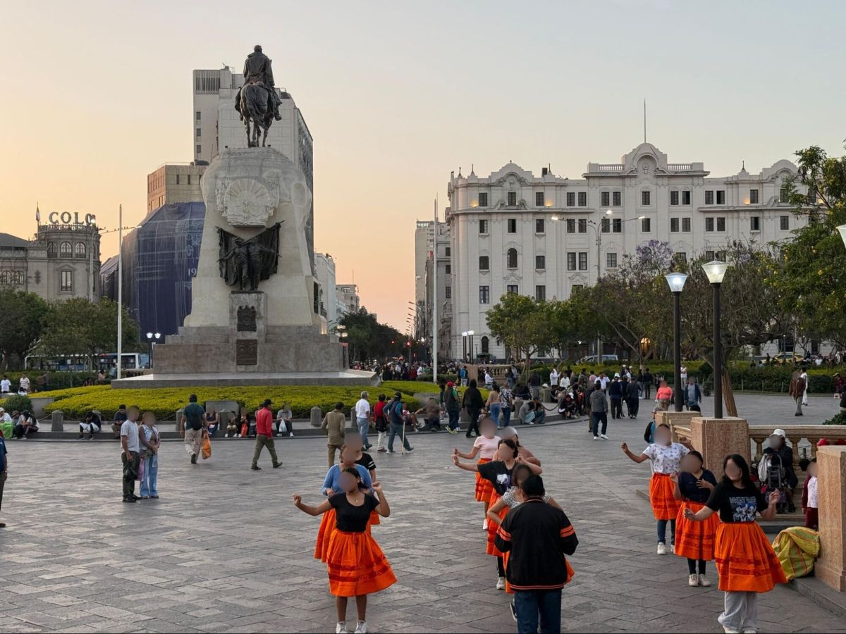 People strolling and dancing at Plaza José de San Martín