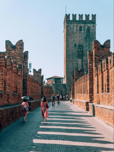 People walking along the Ponte di Castelvecchio