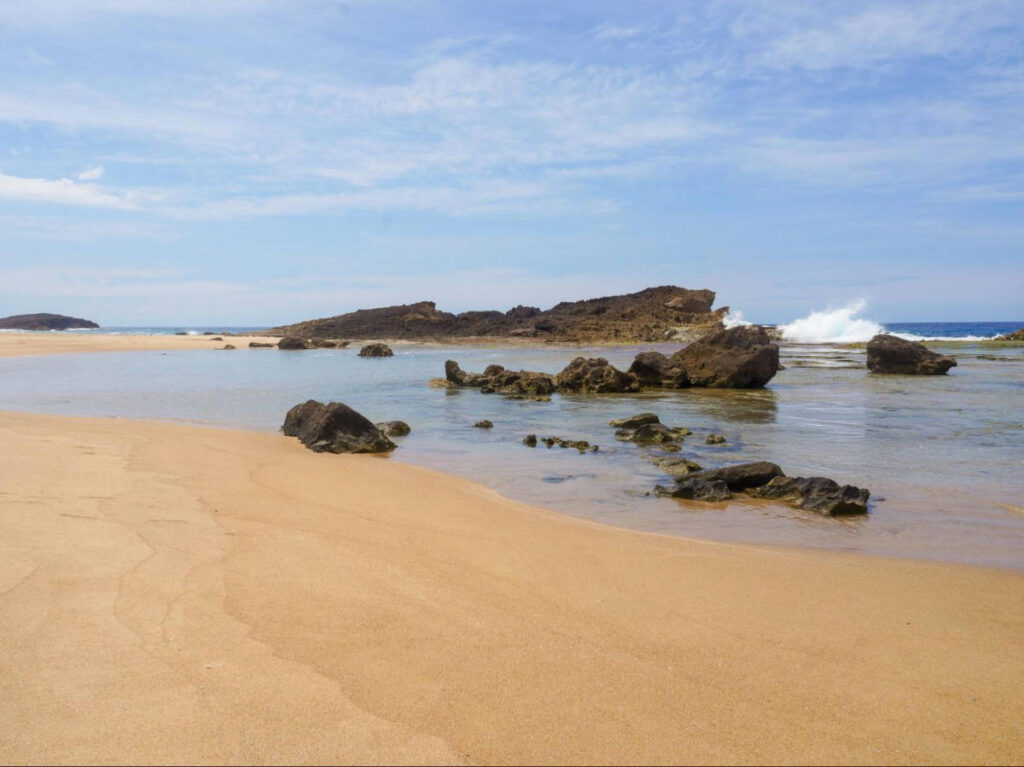 The waves crashing the cove in Poza Las Golondrinas