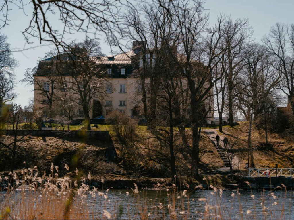 The Prins Eugens Waldemarsudde on the hills in front of the water