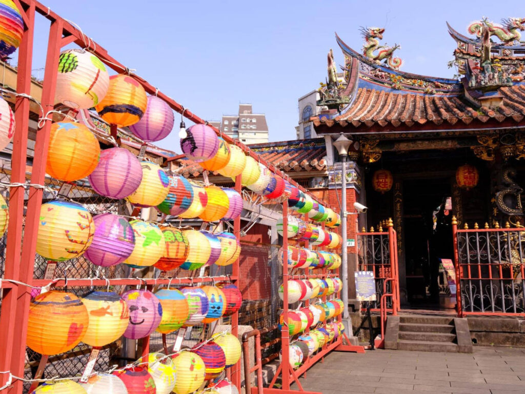 Paper lanterns hanging in Qingshui Temple