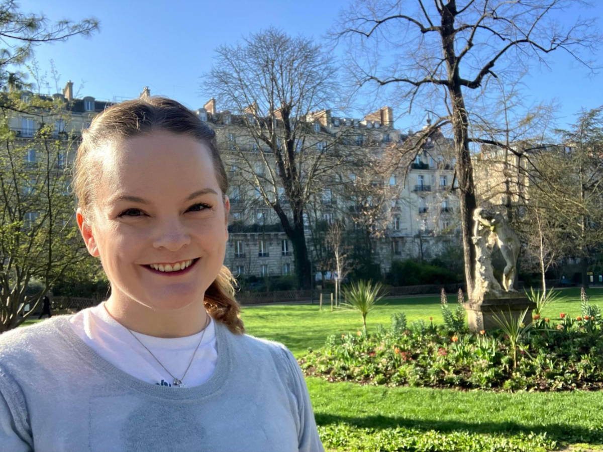 The author, Rachel Kapelke-Dale, smiling for a photo at the Jardin du Ranelagh in La Muette