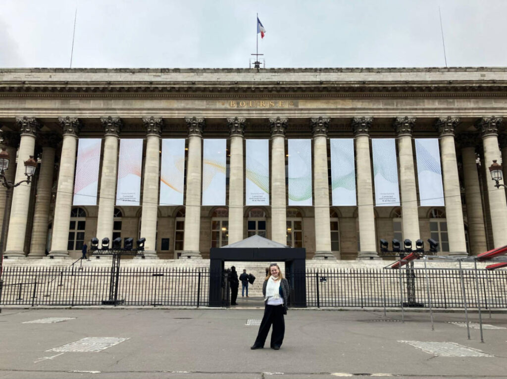 The author Rachel Kapelke-Dale, standing in front of the enormous Bourse building in the Vivienne quarter