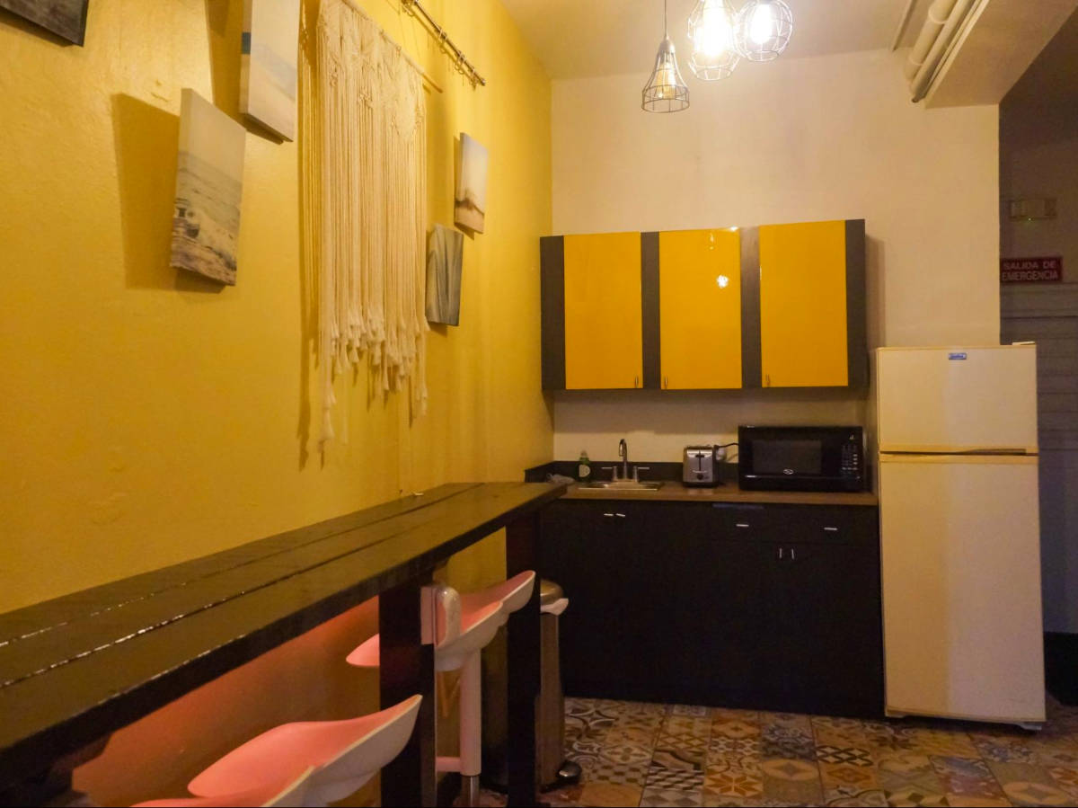 A small kitchen and seating area in Rincón Plaza Hotel