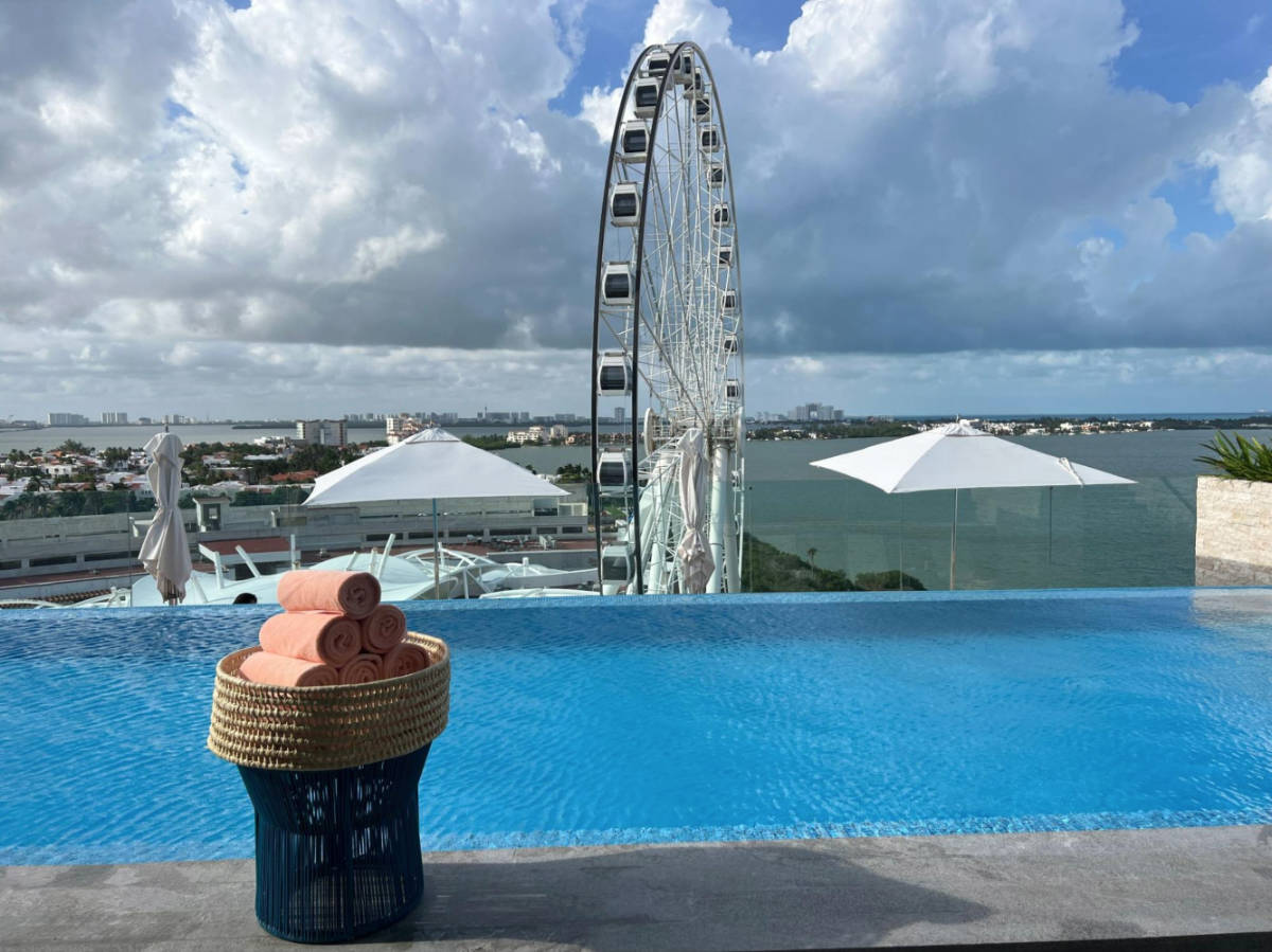 View of the rolled towels at the rooftop pool in Canopy By Hilton Cancun La Isla