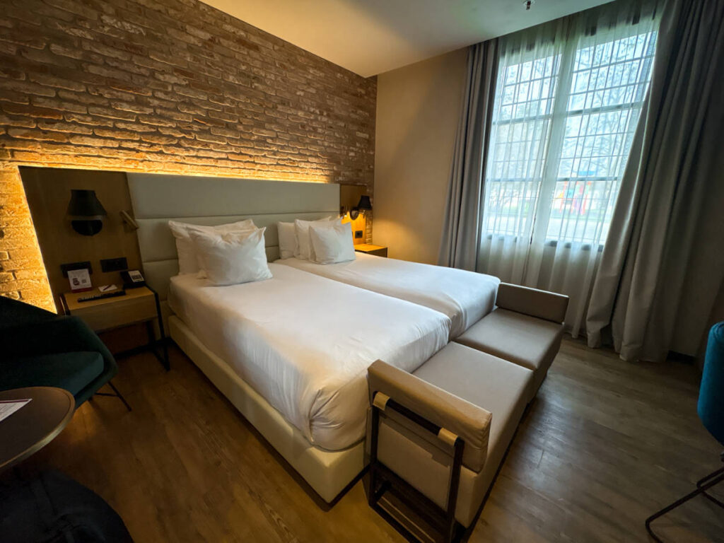 View of the twin beds and the interior of the room of NH Collection Venezia