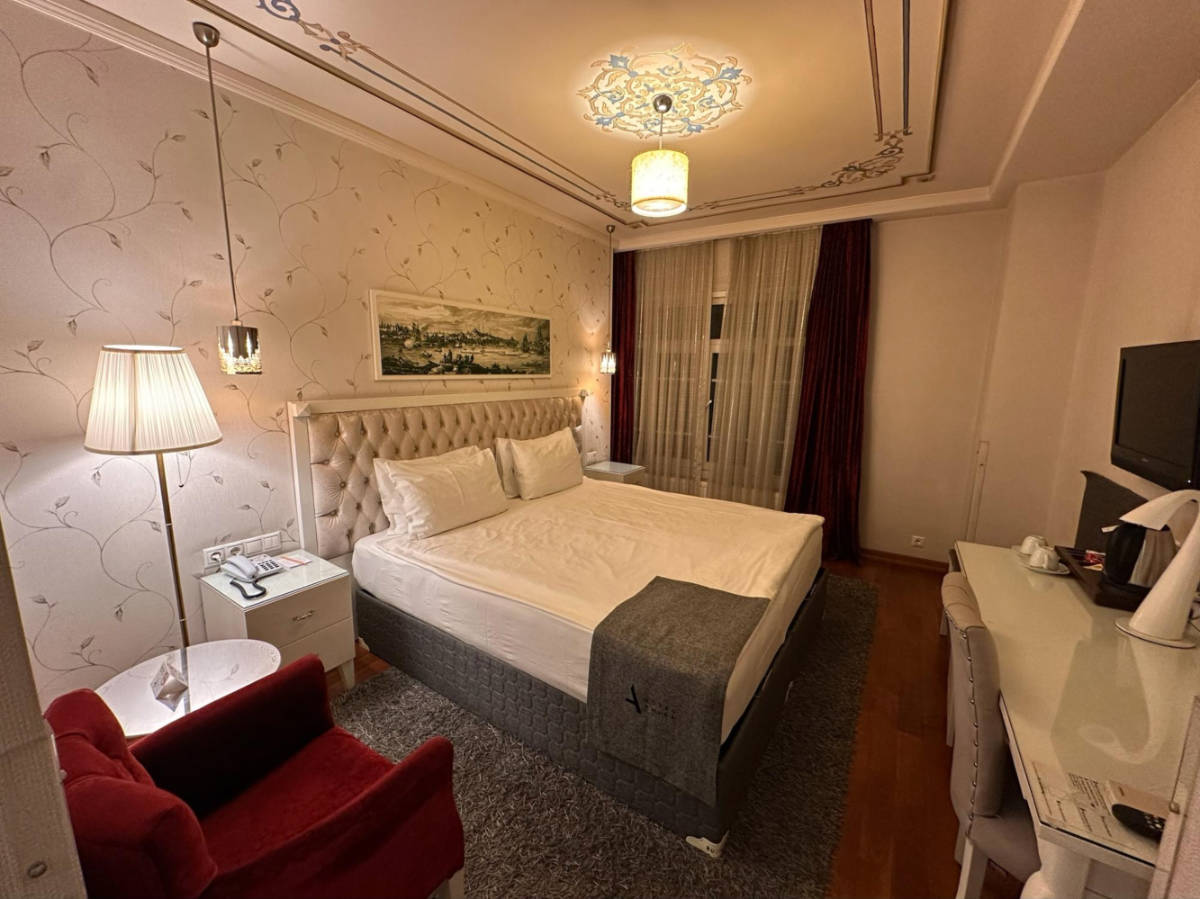 The room interior of Hotel Amira