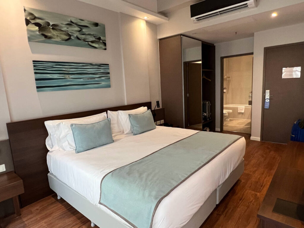 The huge bed inside the room in Huinid Obelisco Hotel