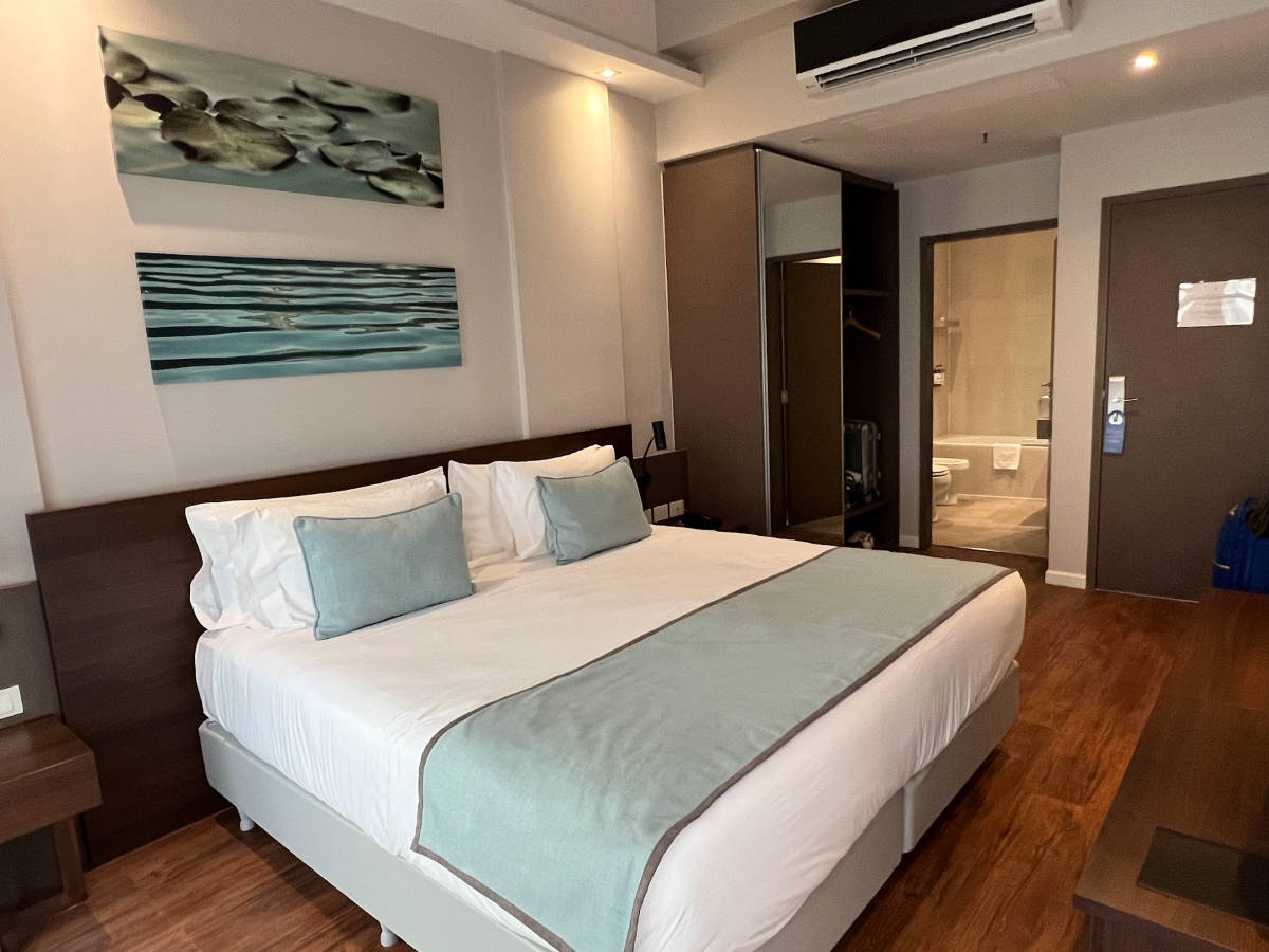 The huge bed inside the room in Huinid Obelisco Hotel