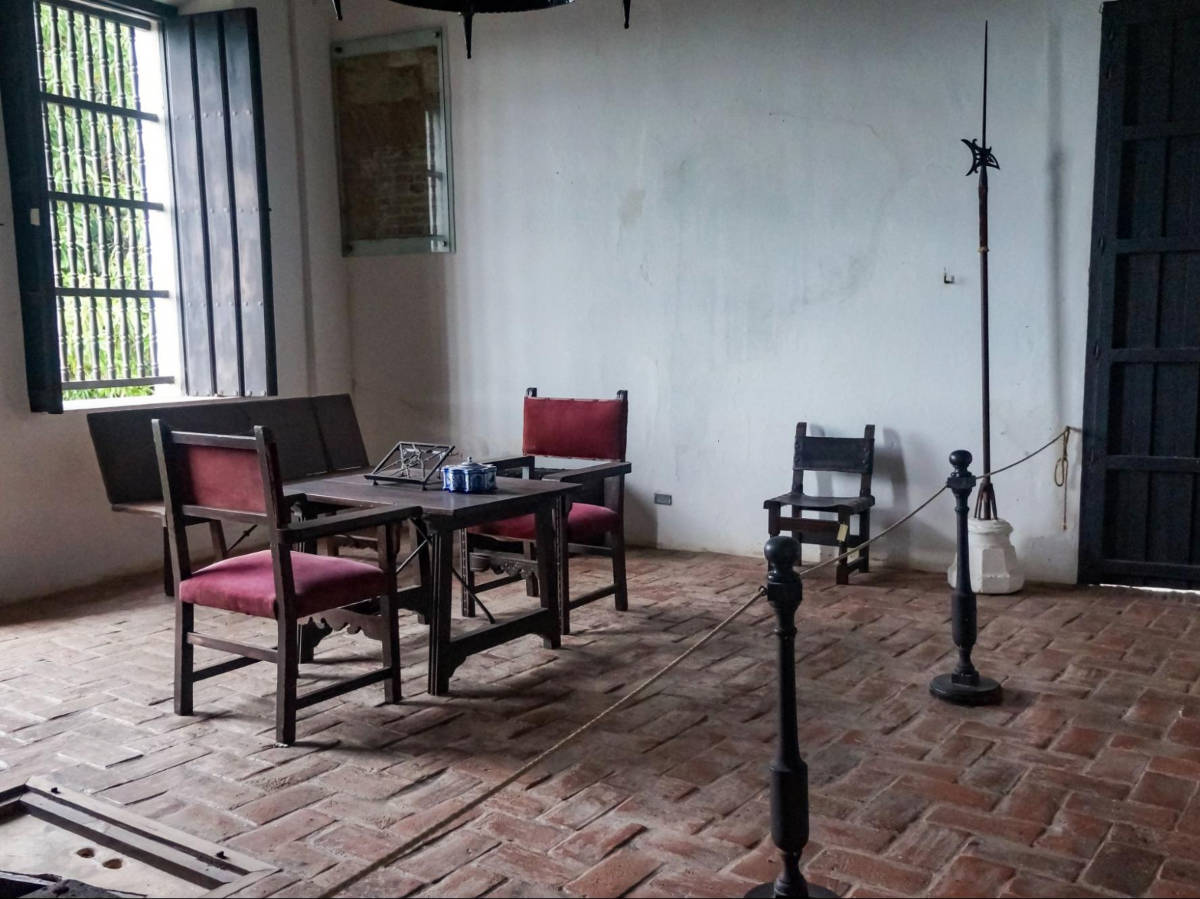 The table and chairs inside the room in Casa Blanca