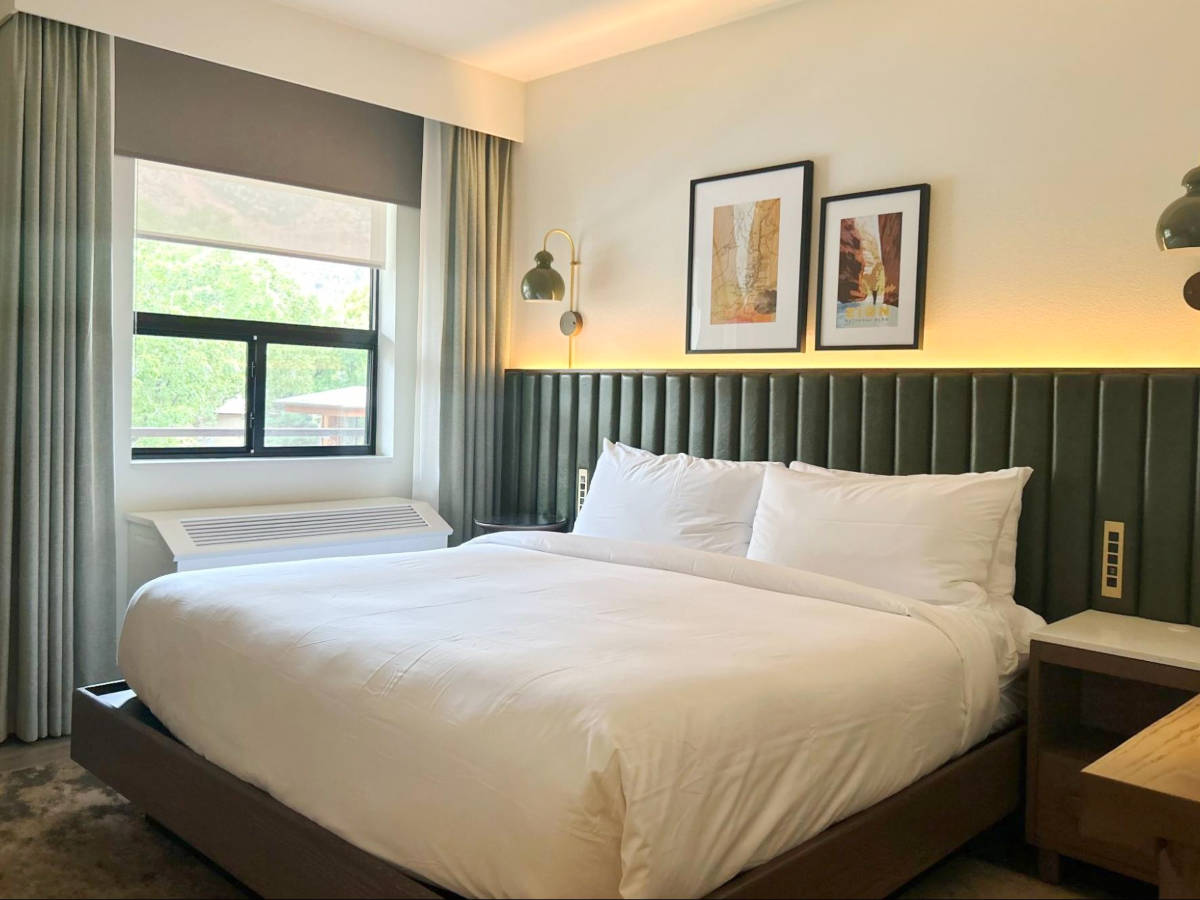 The huge bed inside the room in Red Cliffs Lodge Zion