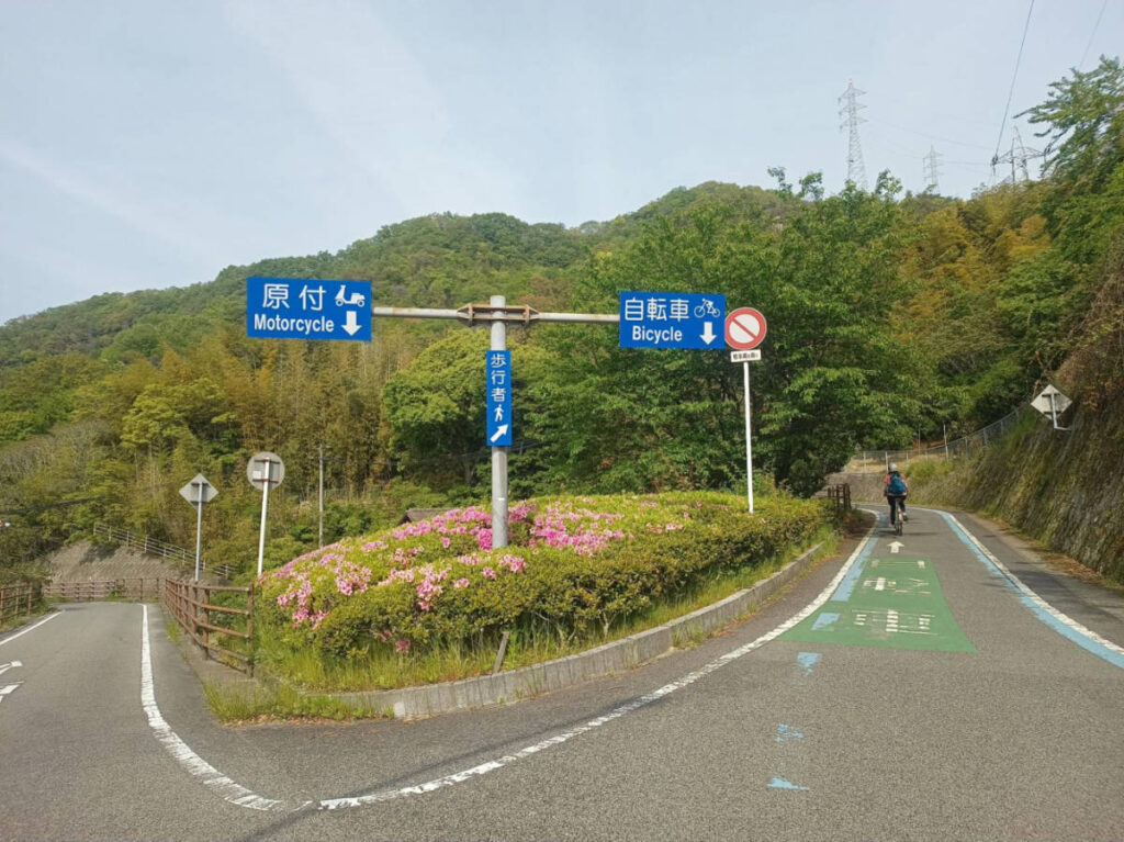 The separate routes for motorcycles and bicycles in Shimanami Kaido