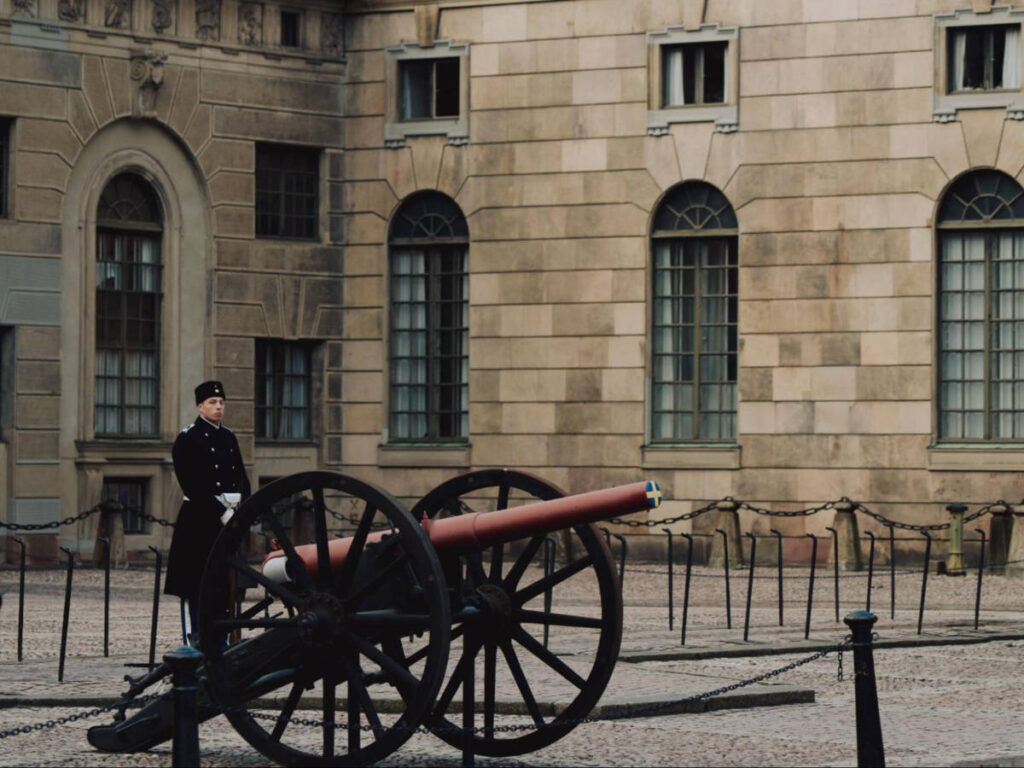 A royal guard standing in front of the Kungliga Slottet