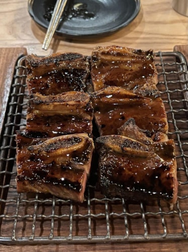 Double-cut galbi served in San Ho Won
