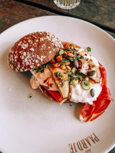 A plate with sandwich from Het Paardje