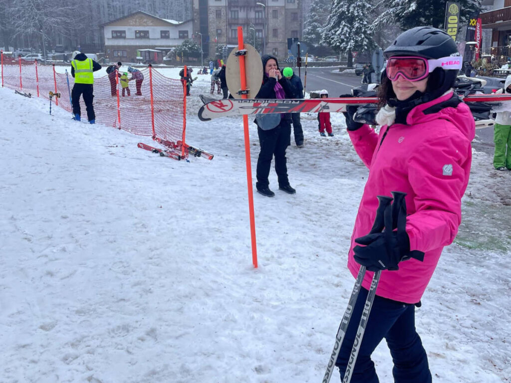 The author Giorgia Giustolisi, skiing in School Camp Le Macinaie
