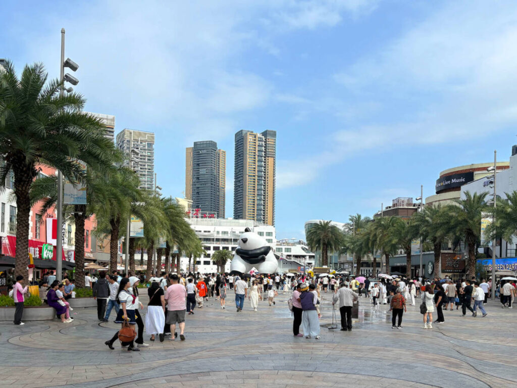 The crowd wandering around the Shekou square