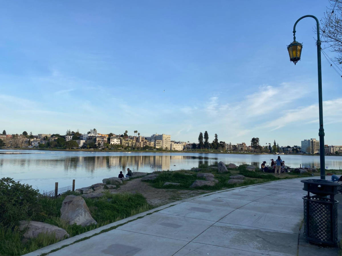 Panoramic skyline views from the shorefront of Lake Merritt