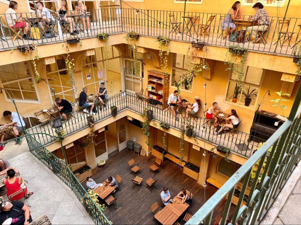 People chatting and enjoying their drinks at Skautský Institute