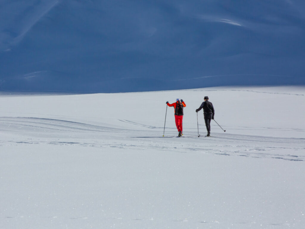 The skiers walking along the Bessans valley