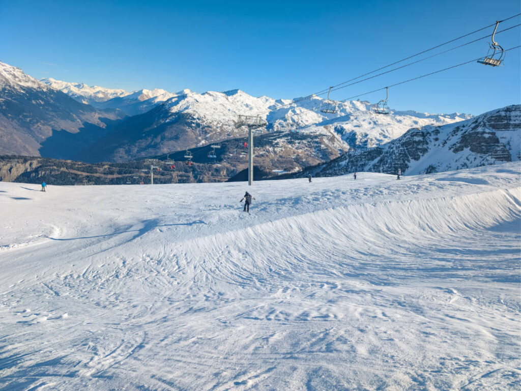 The calm slopes in Les Karellis ski resort