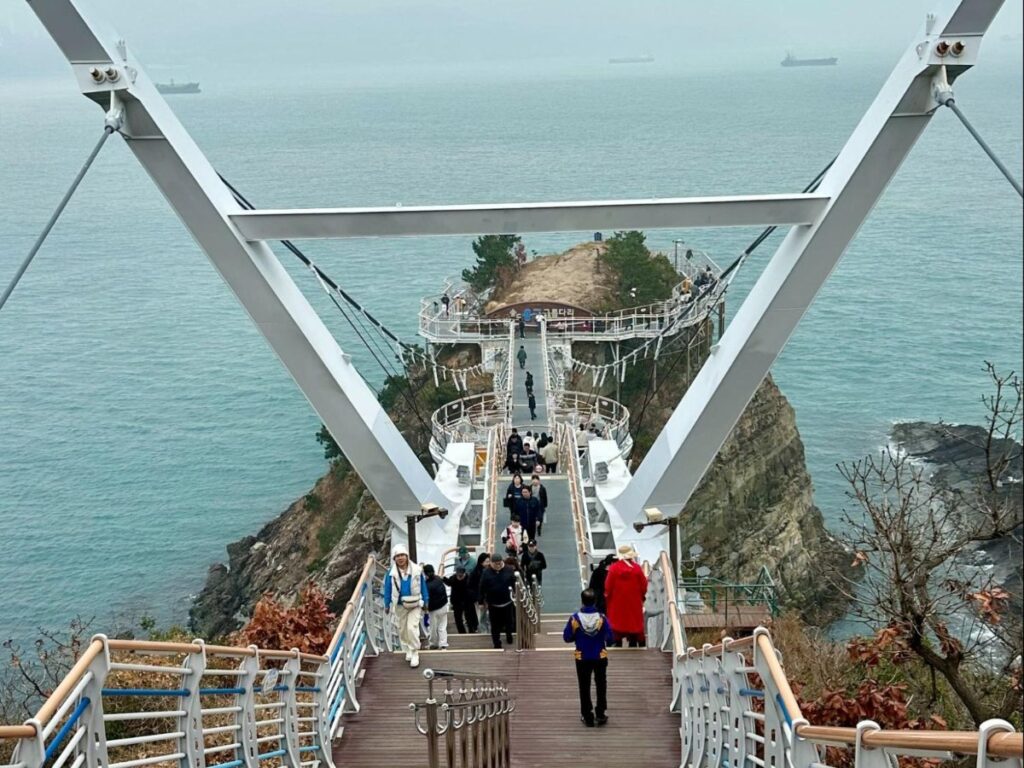 People walking on the Songdo Yonggung Suspension Bridge