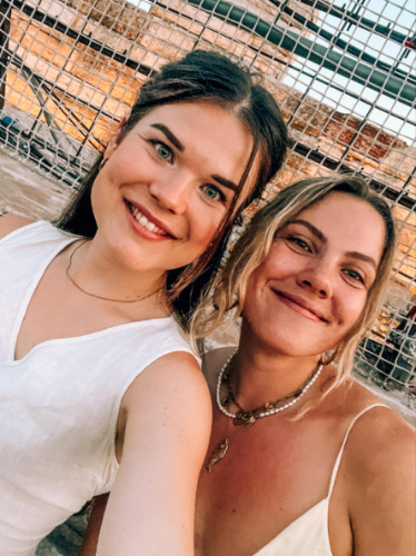 The author Amber Visch and her friend Sophie in Arena di Verona