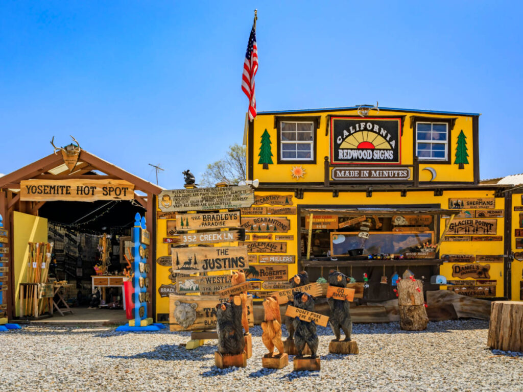 Souvenir shops off the main street in Oakhurst