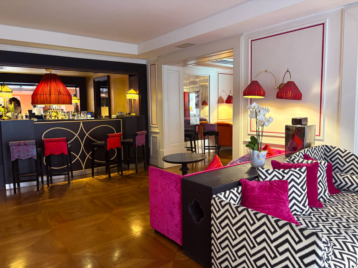 View of the seats in front of the bar area in Splendid Venice