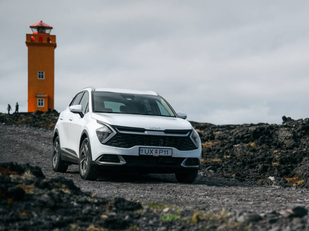 A Sportage car driving along the rocky road