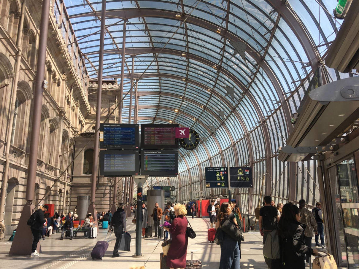 The crowd wondering inside the Strasbourg Train Station