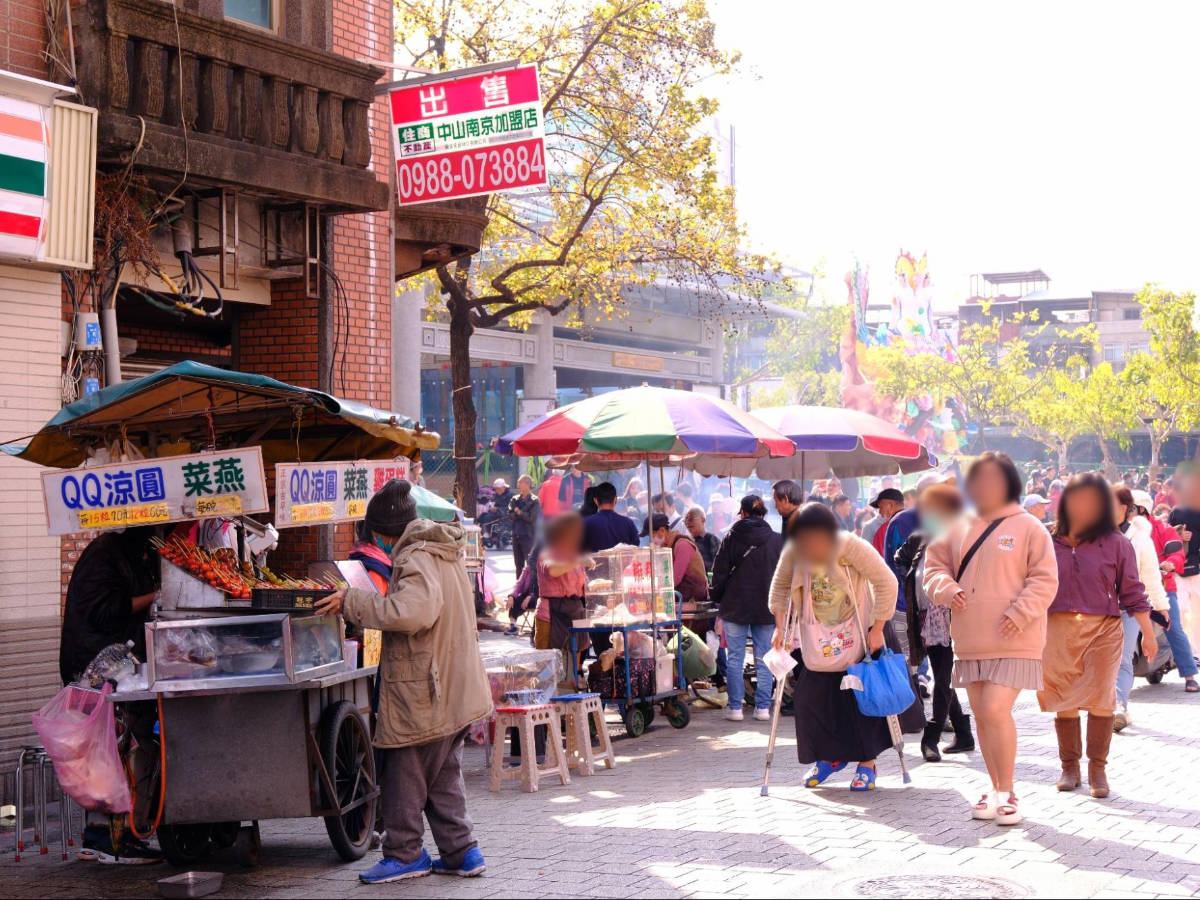 View of street vendors in Wanhua neighborhood