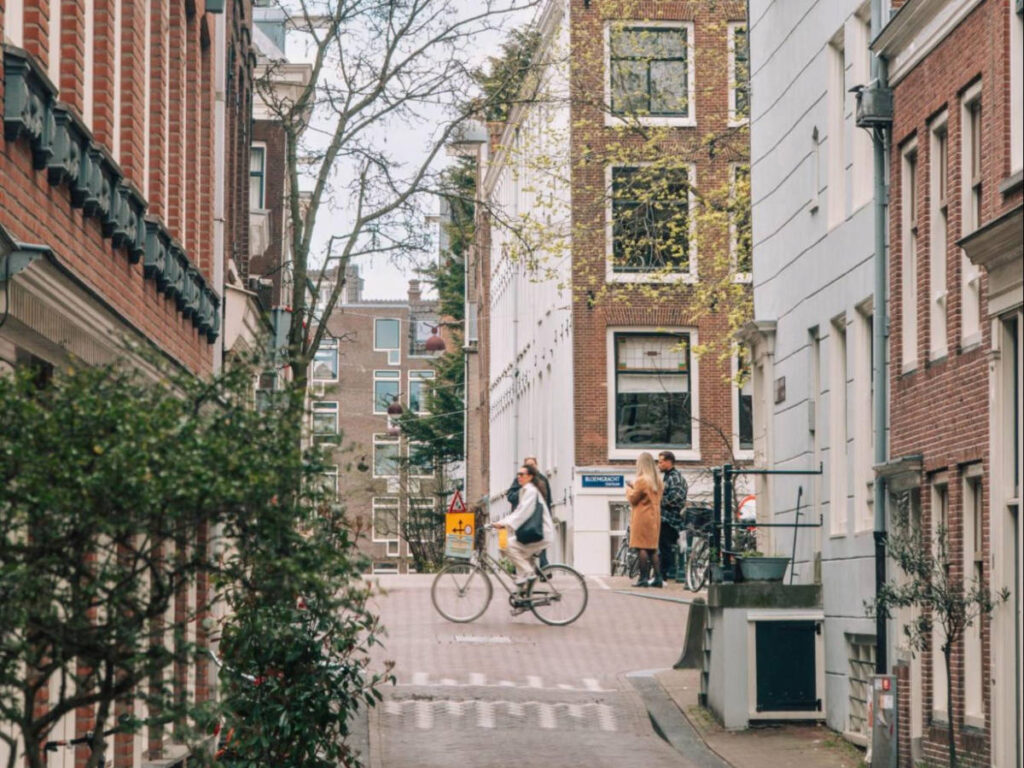 People wandering and cycling at the cozy streets of De Jordaan