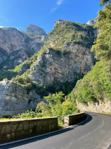 A street with mountain views going to Pompeii