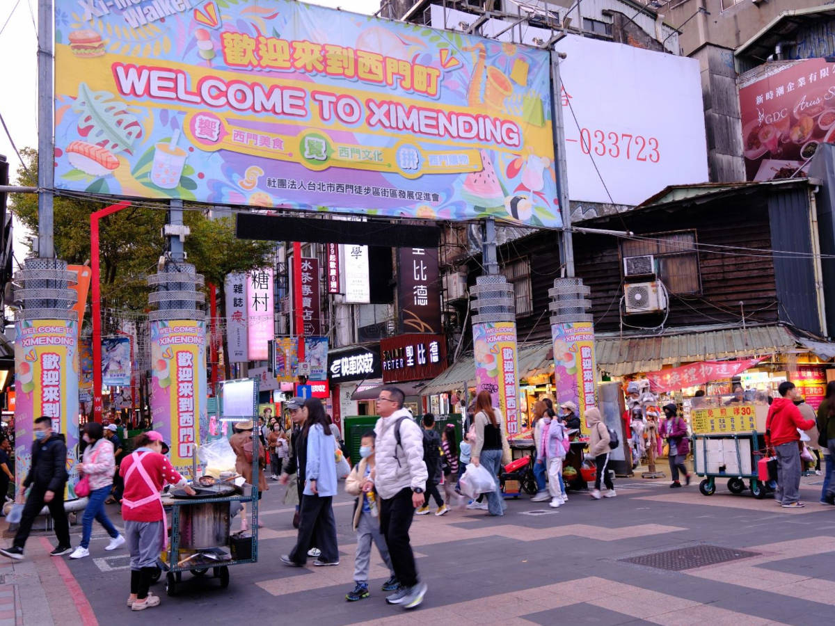 View of people and vendors at the entrance of Ximending