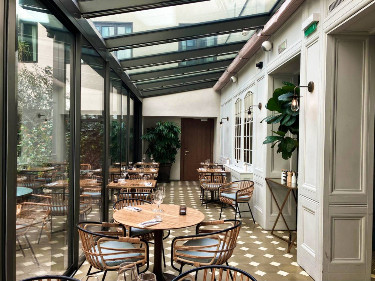 The seating area at the sun porch of Maison Breguet