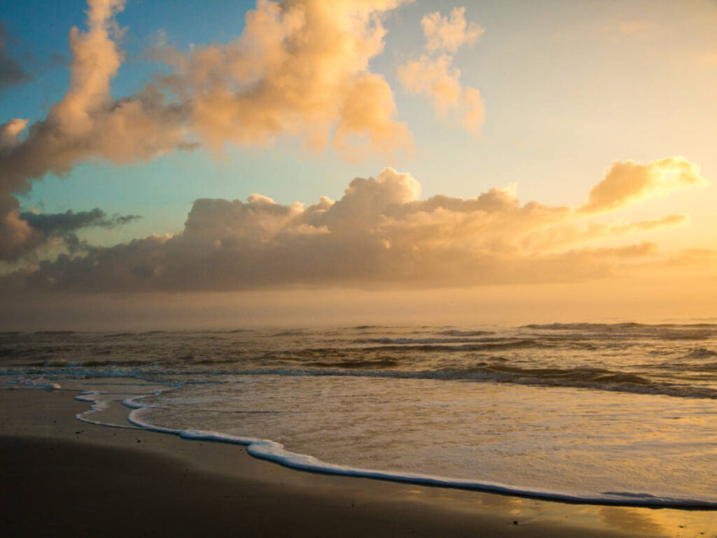 Scenic view of the sunrise over the foamy waves of Fernandina Beach