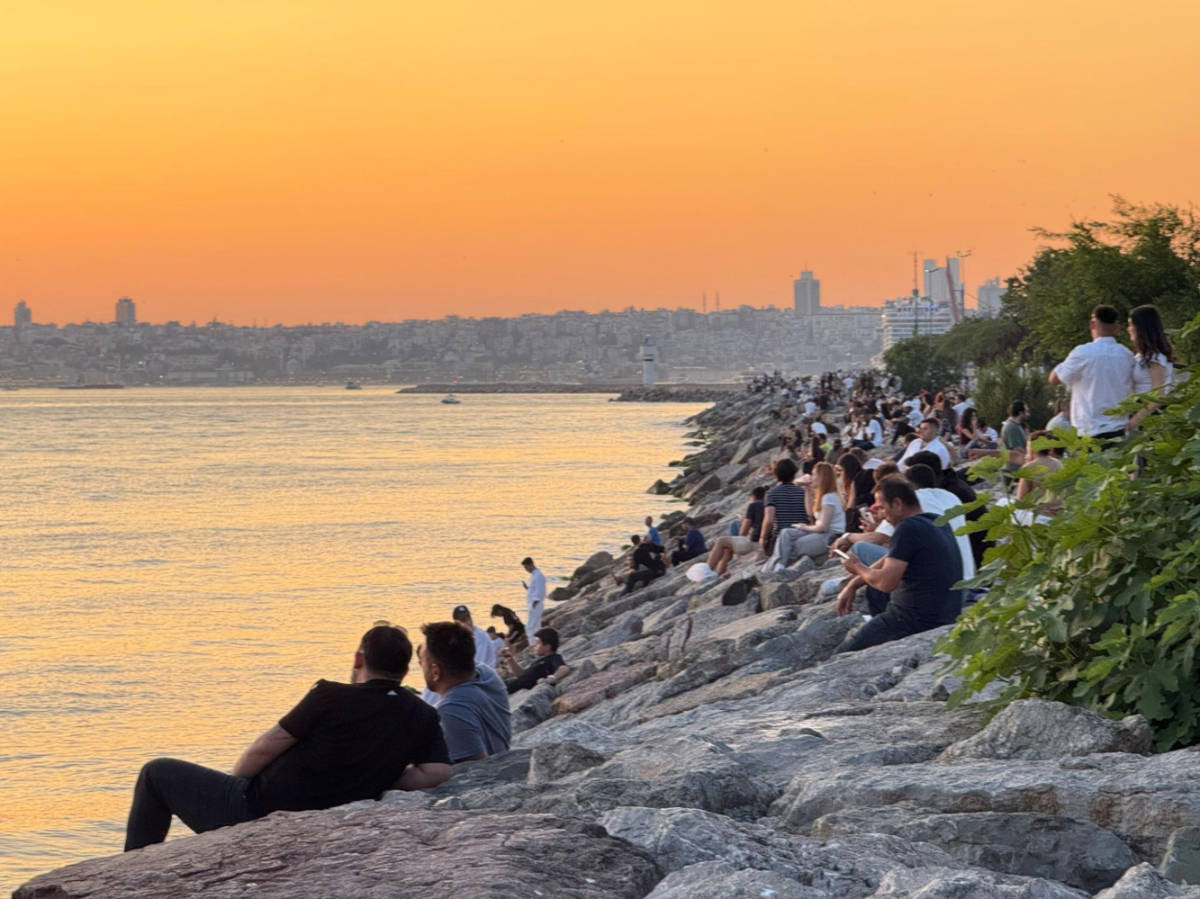 The crowd watching the golden sunset at Çocuk Park