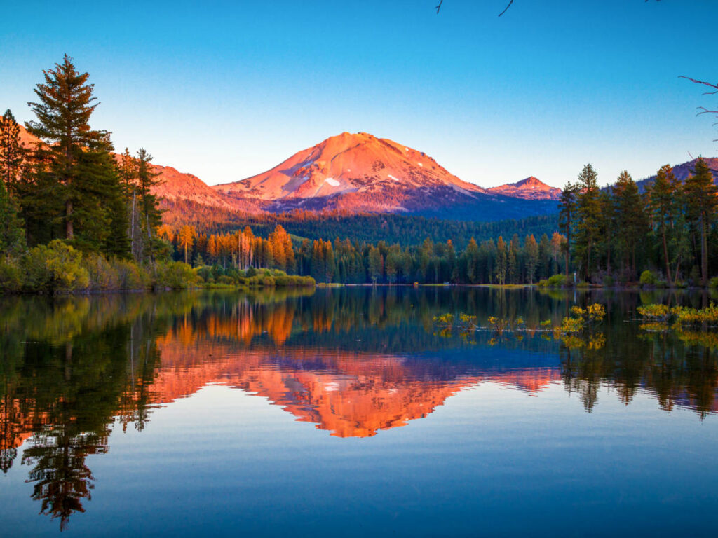 Picturesque view of the sunset over the Lassen Volcanic National Park reflecting on the water