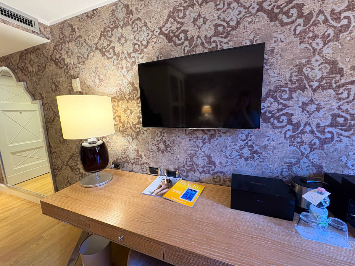 The TV above the desk area in Splendid Venice