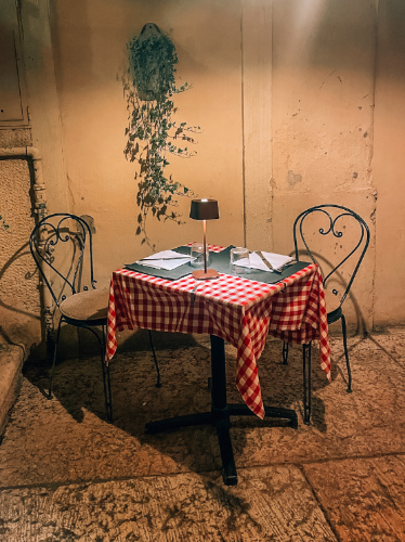 View of a table and chairs at the rattoria Fluviale Vecio Mulin