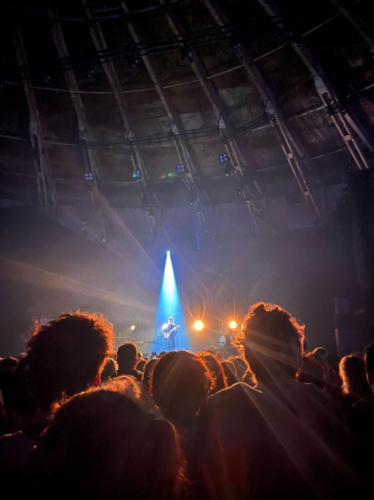 Crowd watching Tamino performing on stage in Gashouder