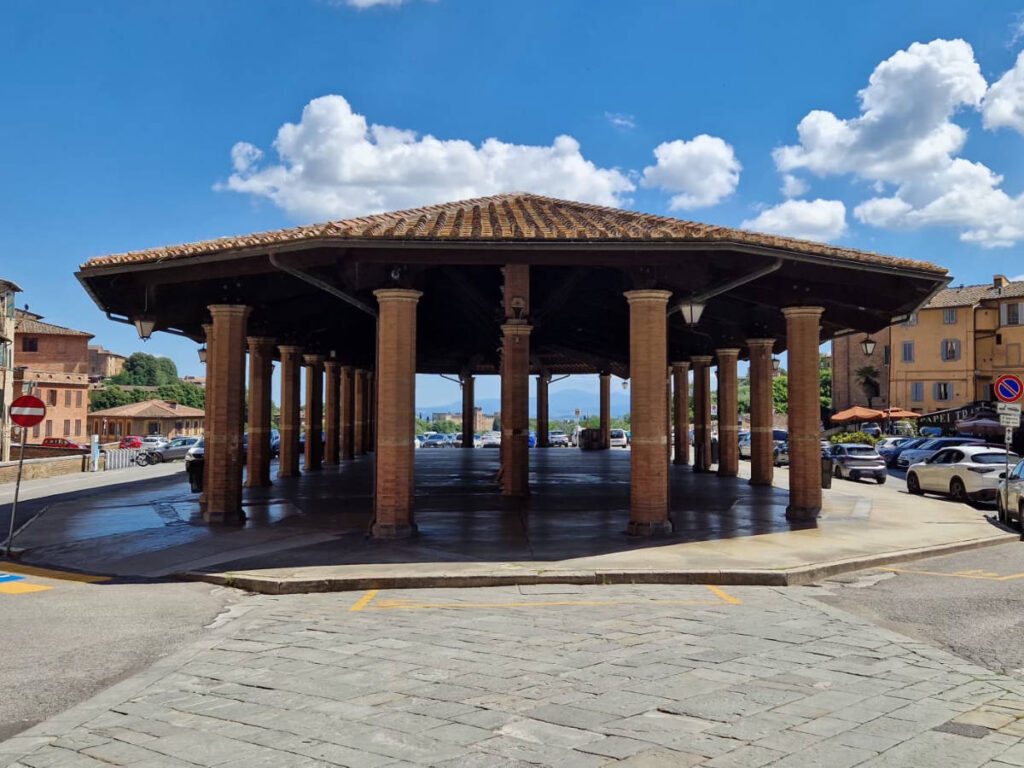 View of the infamous tartarugone of Piazza del Mercato