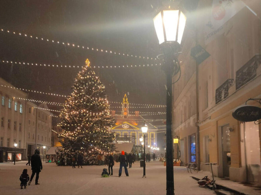 A huge Christmas tree at the Town Hall Square on a snowy night