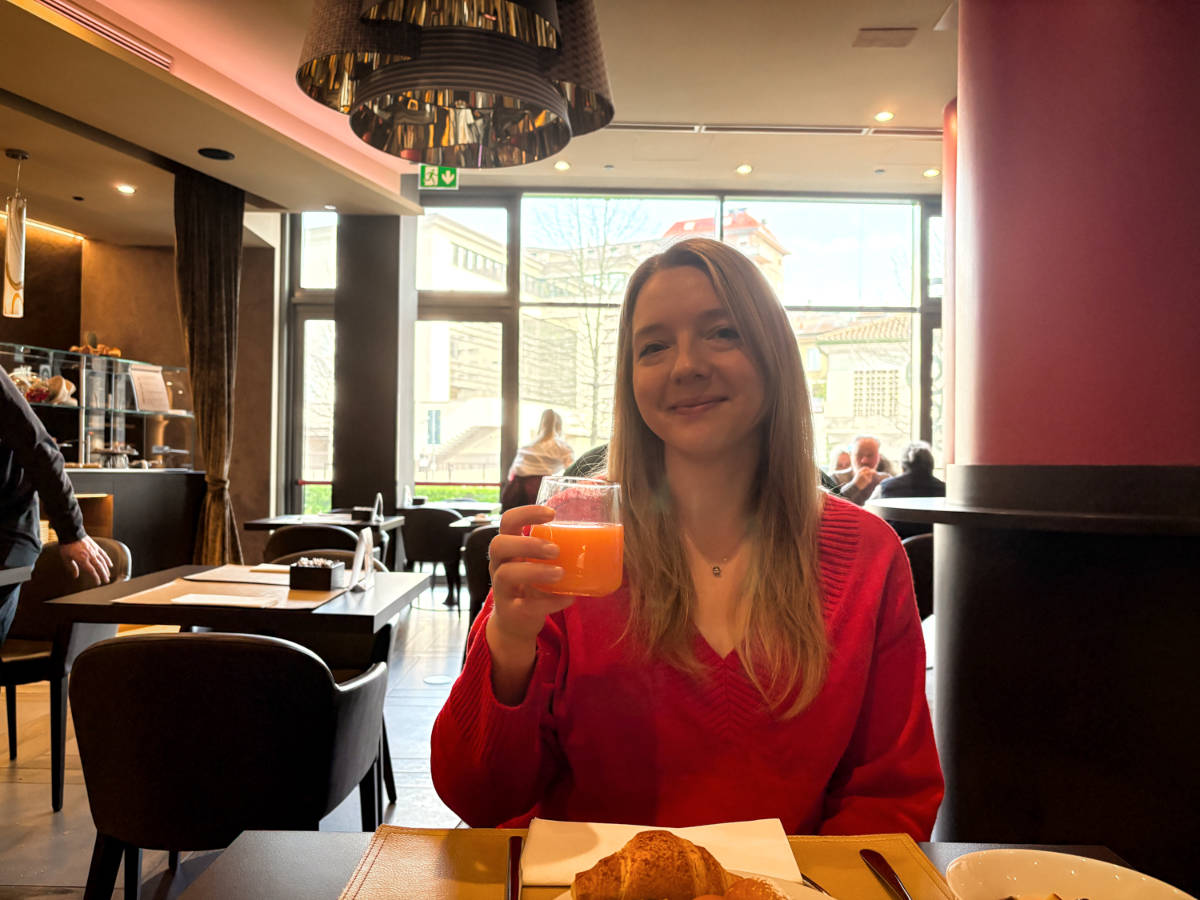 The author Taylor Herperger, enjoying her drink at the Leonardo Royal