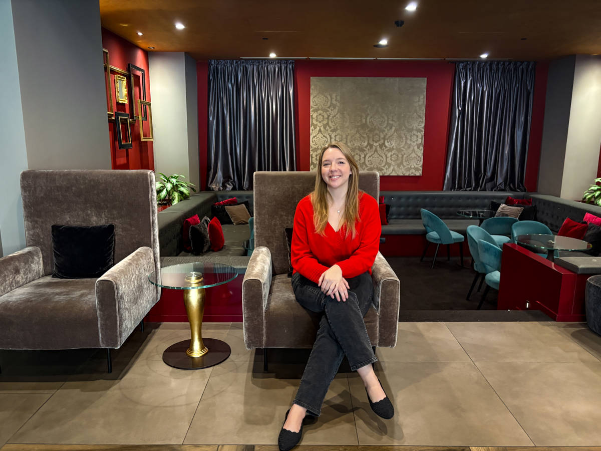 The author Taylor Herperger, sitting on a lounge chair in Leonardo Royal